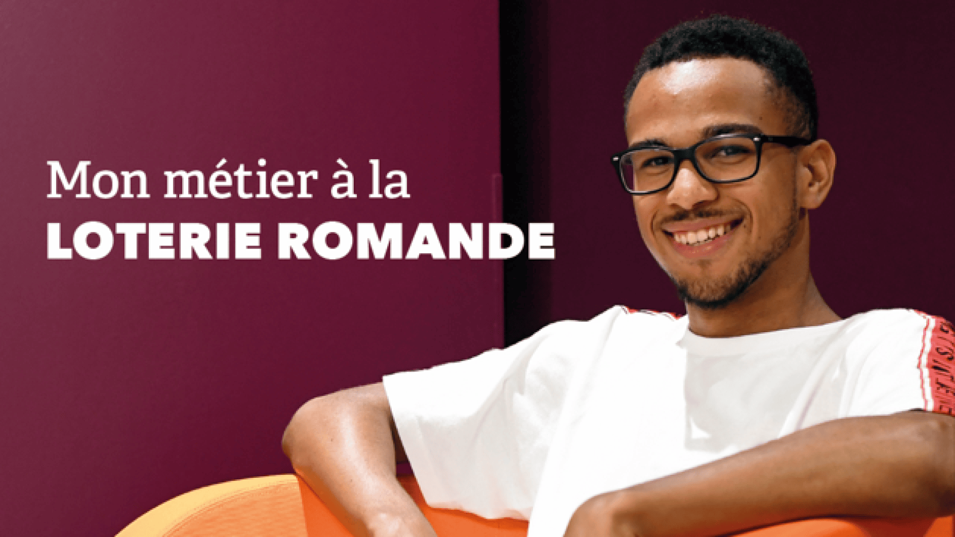 Un jeune homme souriant avec des lunettes et une courte barbe est assis sur une chaise orange sur un fond violet. Le texte se lit comme suit : "Mon métier à la LOTERIE ROMANDE : Mon métier à la LOTERIE ROMANDE.