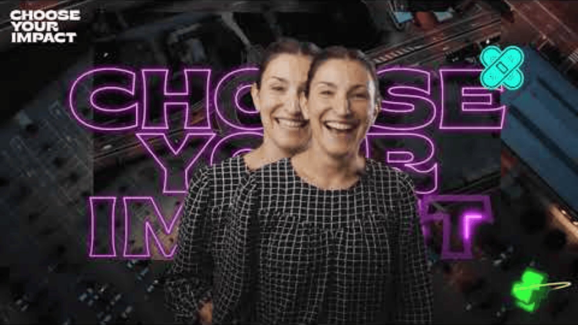 Deux femmes, apparemment identiques et souriantes, se tiennent devant un grand texte violet fluo indiquant CHOISISSEZ VOTRE IMPACT. Un paysage urbain est visible à l'arrière-plan et des logos se trouvent dans les coins supérieur gauche et inférieur droit.