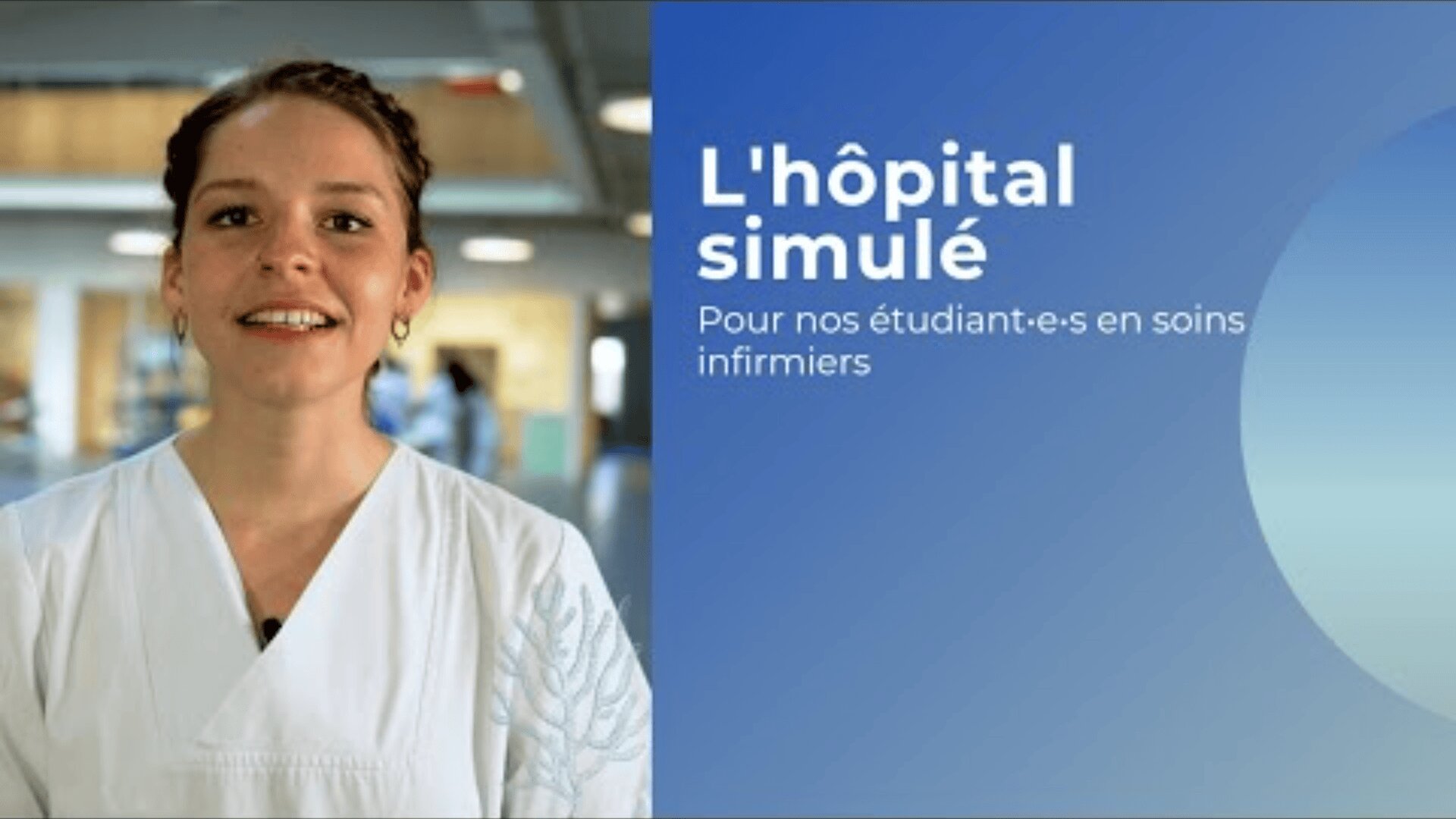 Une étudiante souriante, vêtue d'un uniforme blanc, se tient dans un environnement hospitalier. À côté d'elle, un texte bleu en français indique : Lhôpital simulé. Pour nos étudiant-e-s en soins infirmiers.