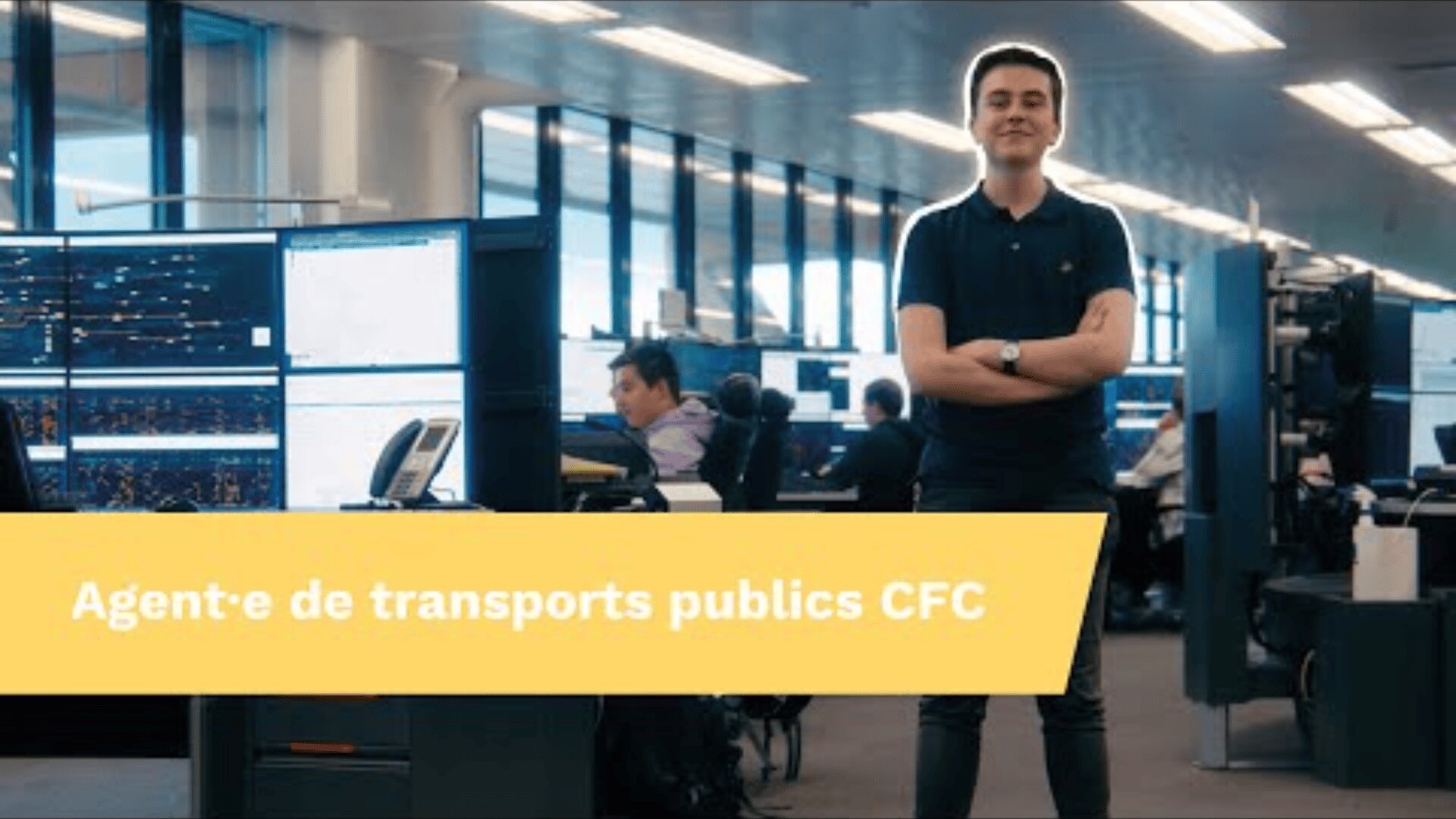 Une personne se tient debout, confiante, dans un bureau moderne avec de grandes fenêtres et des postes de travail occupés. Le texte superposé indique "Agent-e de transports publics CFC".