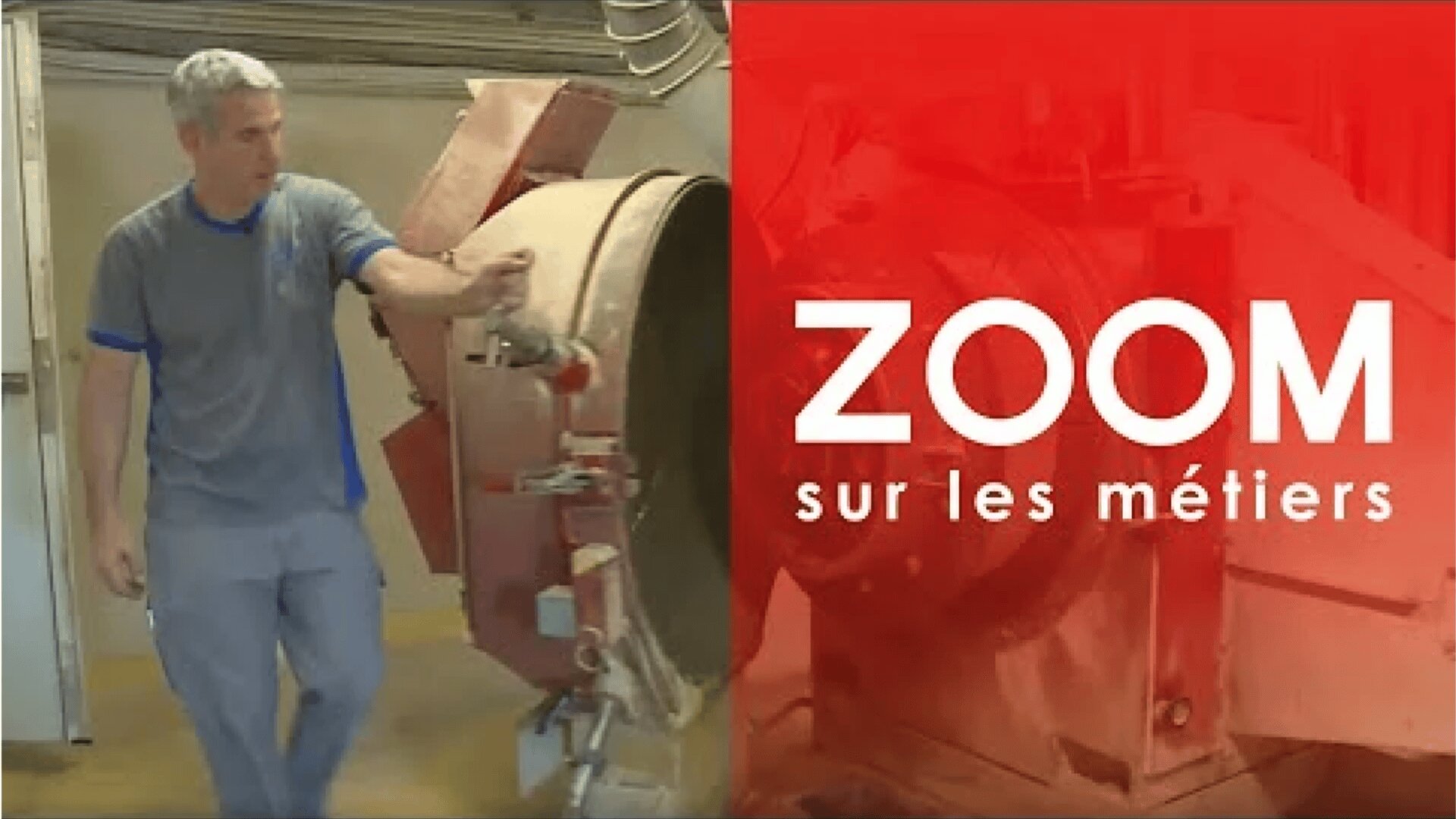 Un homme en tenue de travail fait fonctionner un équipement industriel à côté d'un panneau rouge sur lequel on peut lire ZOOM sur les métiers en texte blanc.