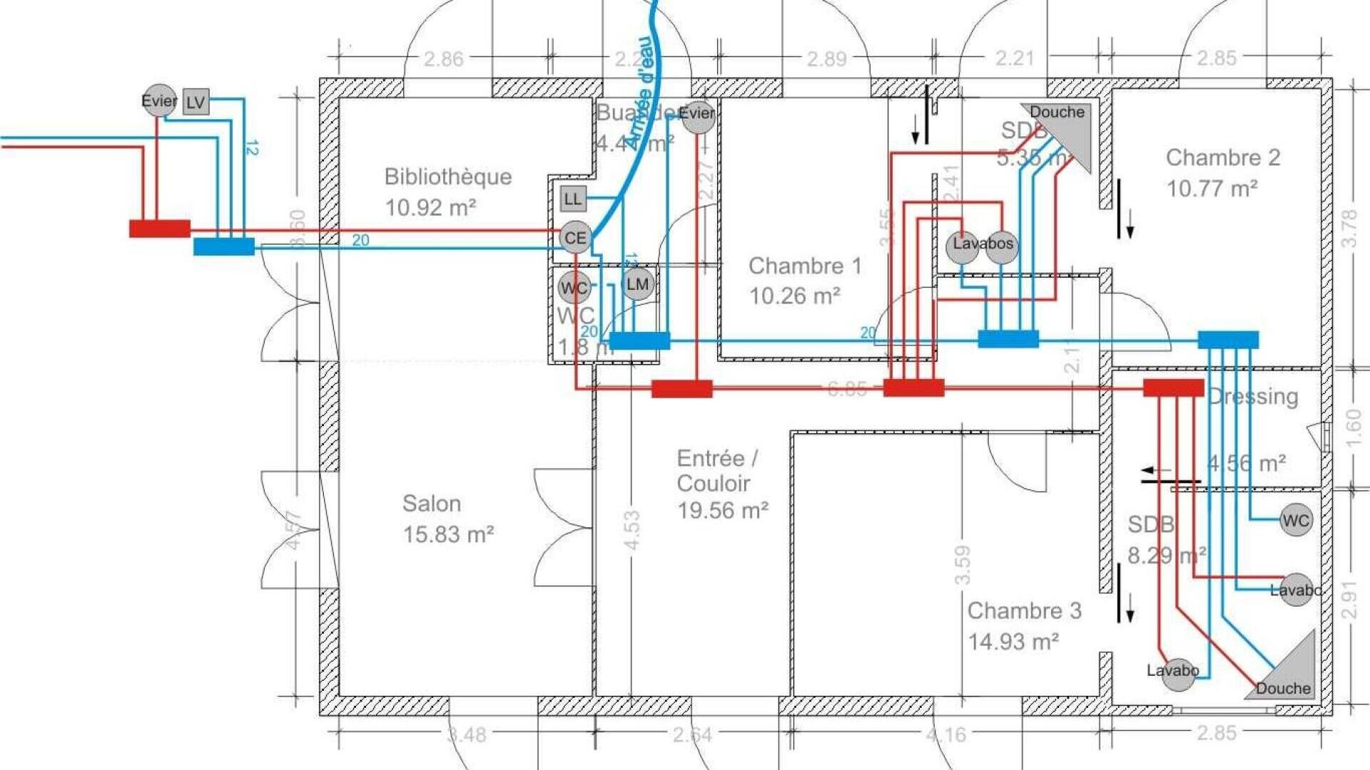 Plan d'une maison montrant les pièces étiquetées en français, avec les tuyaux d'alimentation en eau (bleu) et d'évacuation (rouge) pour les salles de bains, la cuisine et la buanderie, ainsi que l'emplacement des éviers, des douches, des toilettes et des appareils électroménagers.