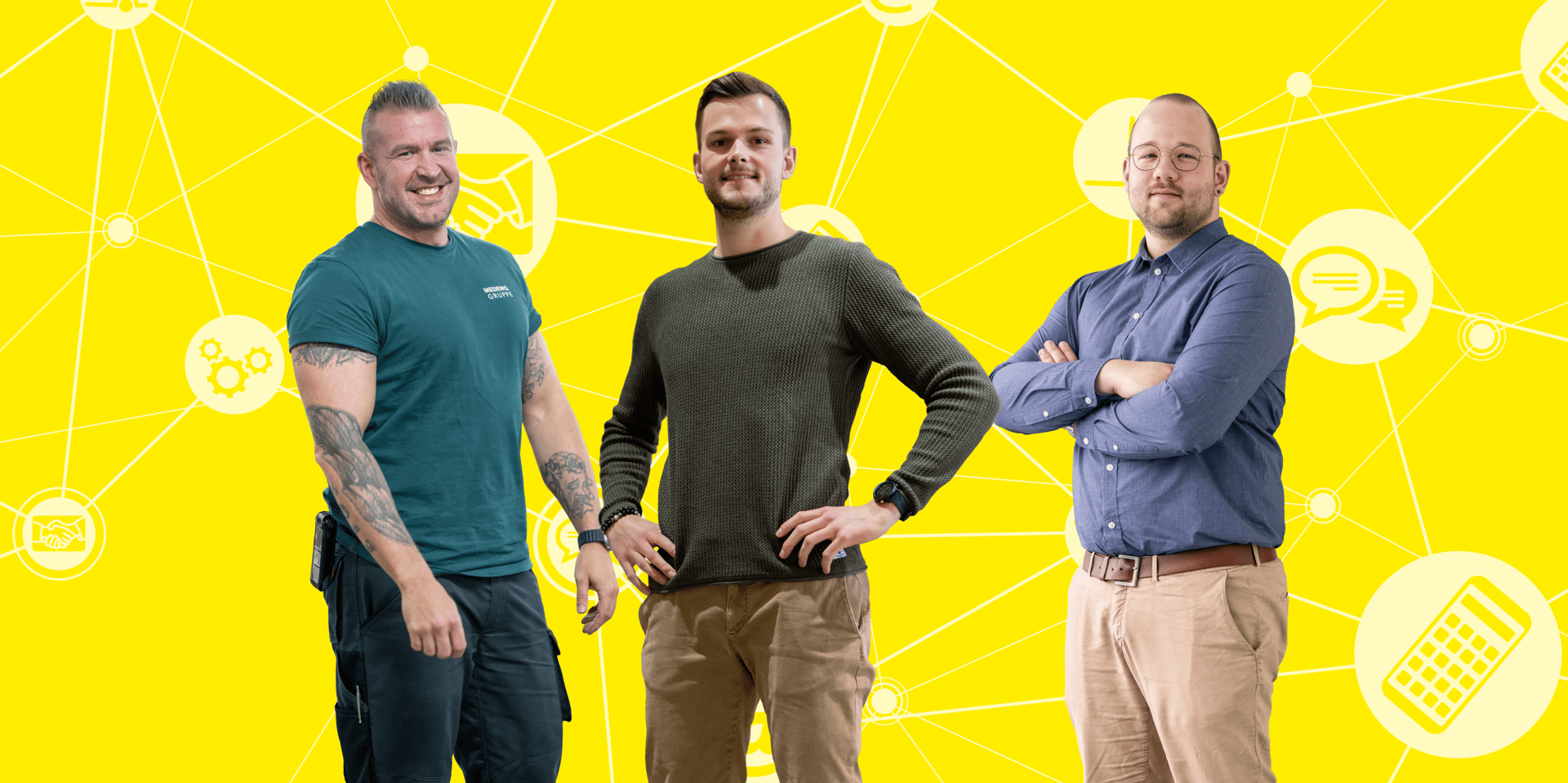 Trois hommes debout et souriants devant un fond jaune vif avec des icônes blanches de réseau et de technologie. Chacun est habillé différemment : décontracté, élégant et professionnel.