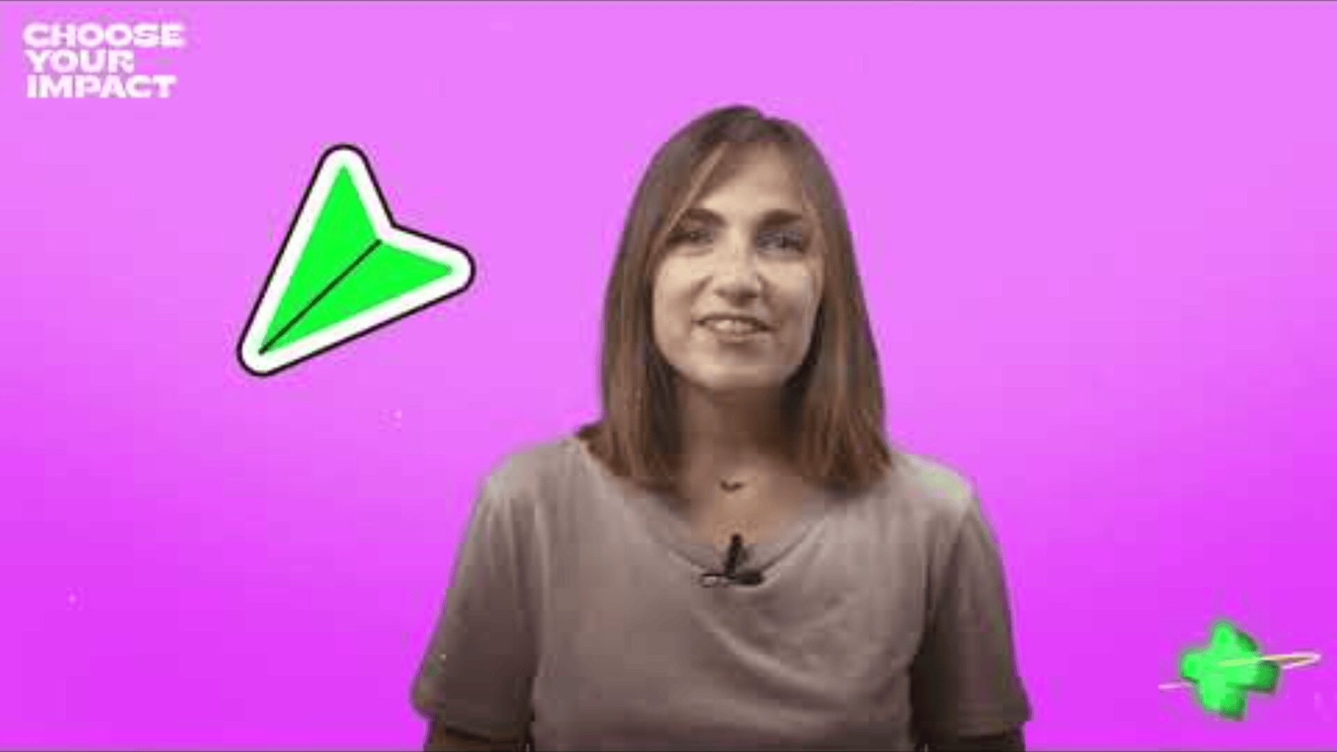 Une femme aux cheveux bruns mi-longs se tient devant un fond rose vif avec une illustration d'avion en papier vert et le texte CHOOSE YOUR IMPACT dans le coin supérieur gauche.