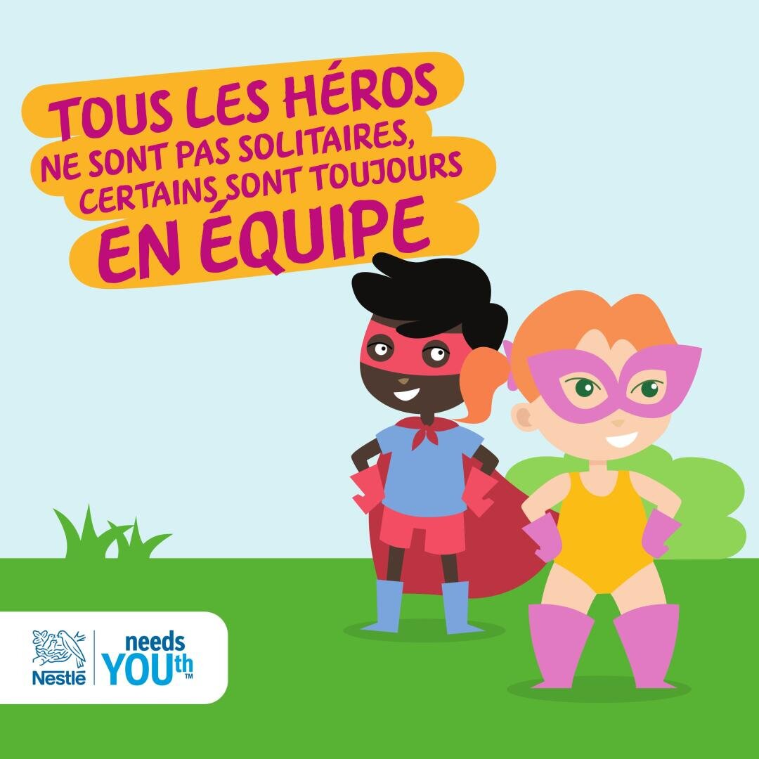 Deux enfants de bande dessinée habillés en super-héros sourient sur de l'herbe. Une bulle de texte en français au-dessus d'eux indique : "Tous les héros ne sont pas solitaires, certains sont toujours en équipe". Le logo Nestlé needs YOUth se trouve dans le coin.