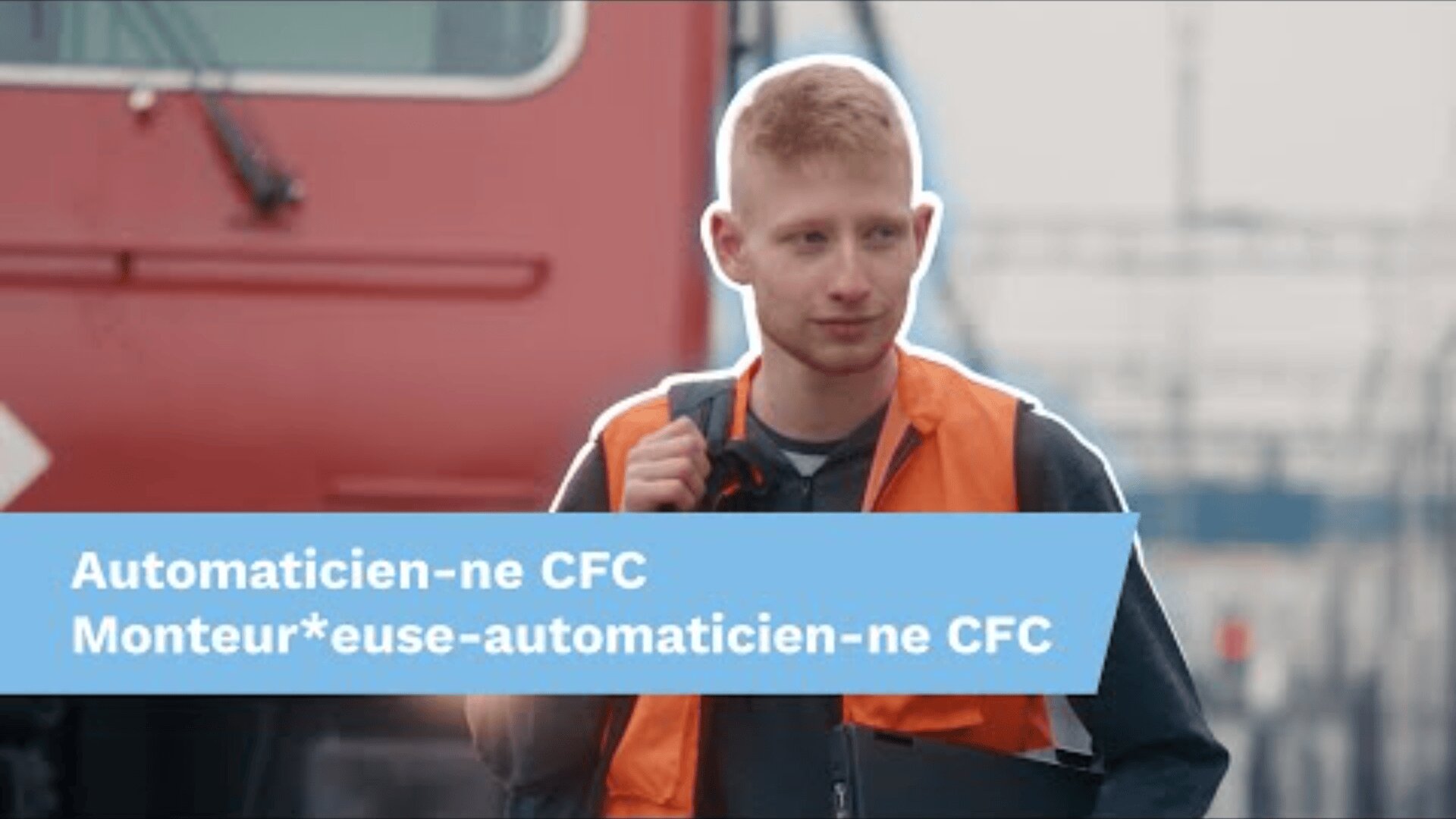 Une personne portant un gilet de sécurité orange se tient devant un train rouge. Le texte de l'image se lit comme suit : Automaticien-ne CFC Monteur*euse-automaticien-ne CFC.