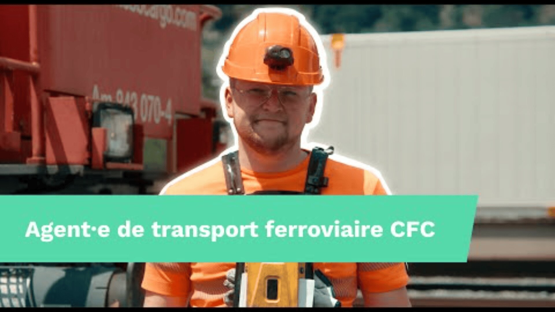 Un cheminot en uniforme et casque orange se tient devant un train. Une bannière verte sur l'image indique "Agent-e de transport ferroviaire CFC".