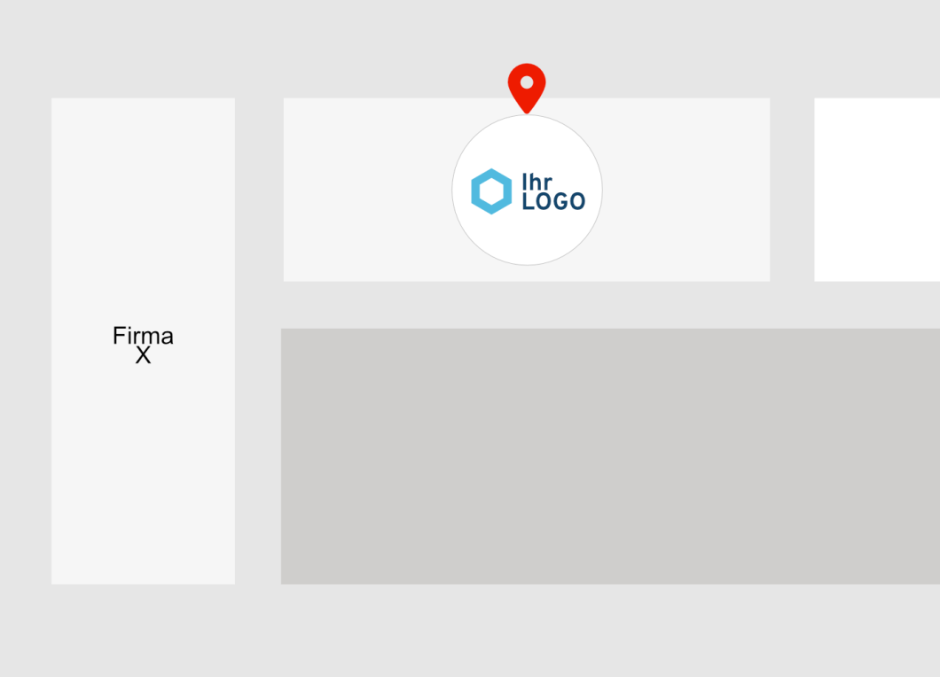 Une carte simple avec des bâtiments étiquetés ; la société X à gauche, un bâtiment avec votre logo et une épingle de localisation rouge en haut au centre, et un grand bâtiment gris en bas à droite.
